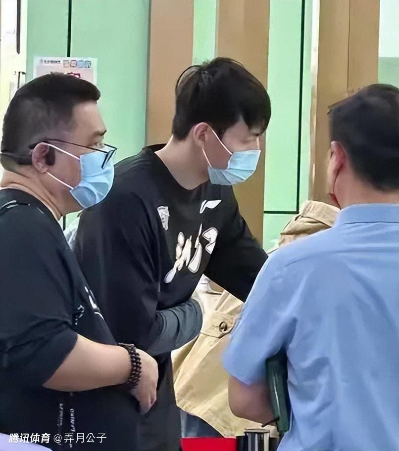 出色纷呈的全国年夜赛名人战上，绫濑千早（广濑铃 饰）无缘对战女王若宫诗畅（松冈茉优 饰），她立志在来年击败女王。与此同时，永久名人周防久志（贺来圣人 饰）力挫原田教员（国村隼 饰），其卓尽表示使绵谷新（真剑佑 饰）重燃对花牌的热忱。在此以后，新向千早剖明，彼此在各自的黉舍为接下来的全国年夜赛积极备战。已三年级的千早和部员们收罗新人插手，而真岛太一（野村周平 饰）在得知新的剖明后，恍如掉往了对花牌的热忱，进而缺席了十分主要的东京预选赛。渐渐看清本身的情意后，太一获得周防的认同，得以跟从对方进修。各怀苦衷的年青人，朝着新一年的圣殿奋力前行……本片按照末次由纪的同名漫画改编。